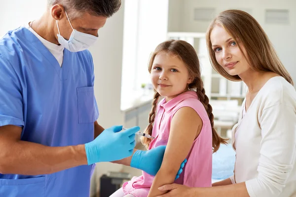 Doctor making injection to little girl — Stock Photo, Image