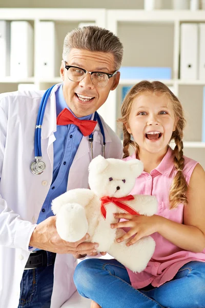 Chica alegre y su médico — Foto de Stock