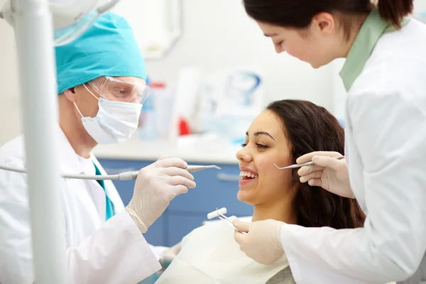 Paciente durante o check-up dentário — Fotografia de Stock