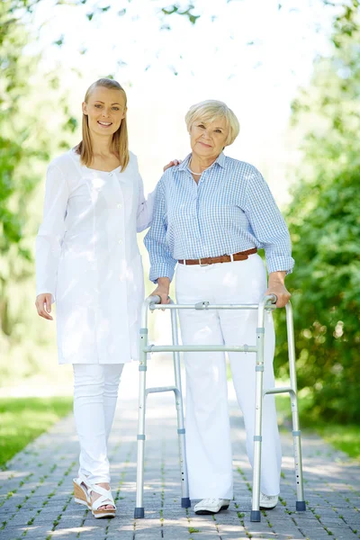 Clinico e paziente anziano — Foto Stock