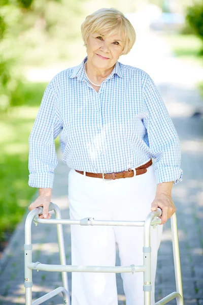 Vrouw met walking frame — Stockfoto