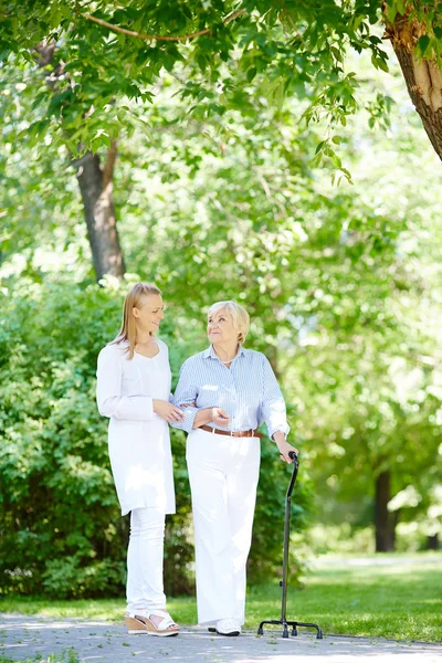 Caregiver and her senior patient — Stock Photo, Image