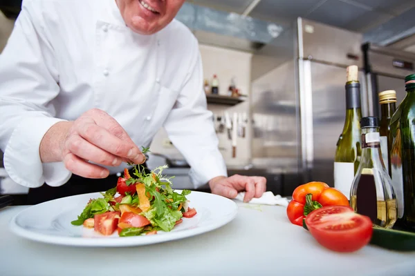 Mannelijke chef-kok portie fruit salade — Stockfoto