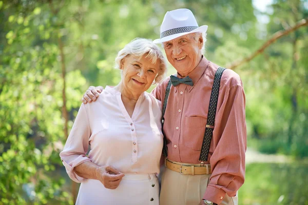 Feliz pareja de ancianos — Foto de Stock