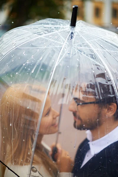 Casal afetuoso sob guarda-chuva — Fotografia de Stock
