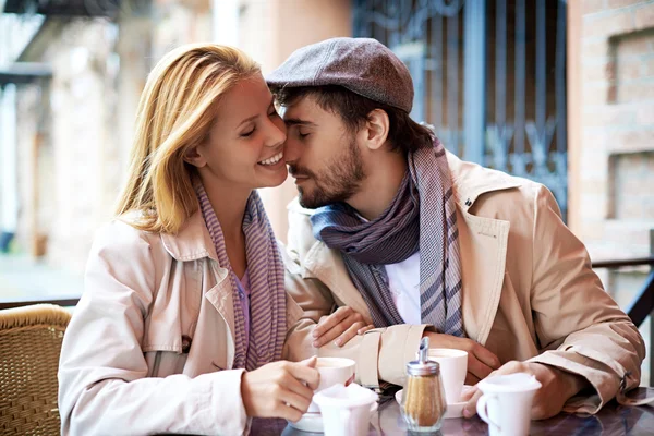 Casal afetuoso tomando café no café — Fotografia de Stock