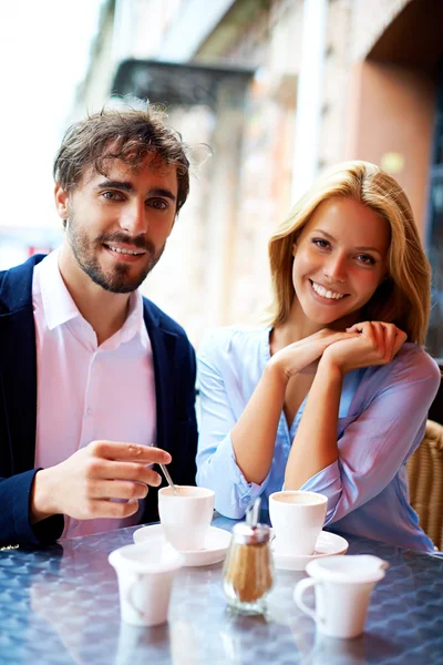 Pareja joven — Foto de Stock