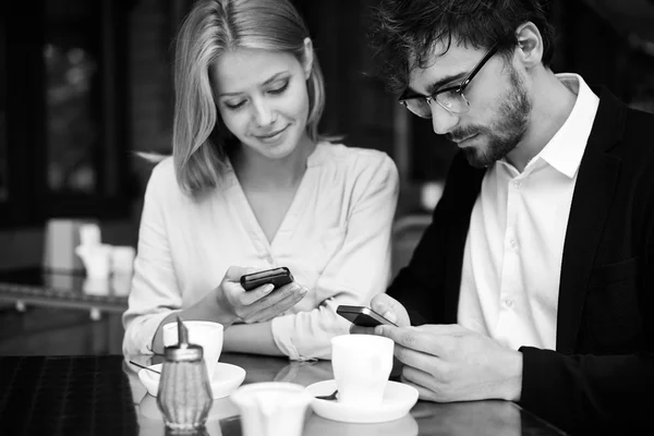 Junges Paar mit dem Handy — Stockfoto