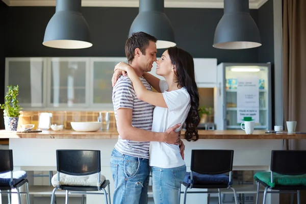 Couple dans le bar — Photo