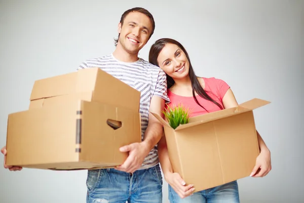 Couple with boxes — Stock Photo, Image