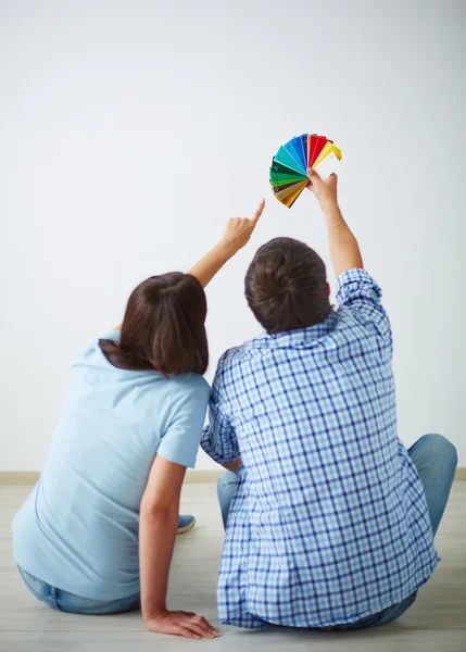 Man and woman choosing color — Stock Photo, Image