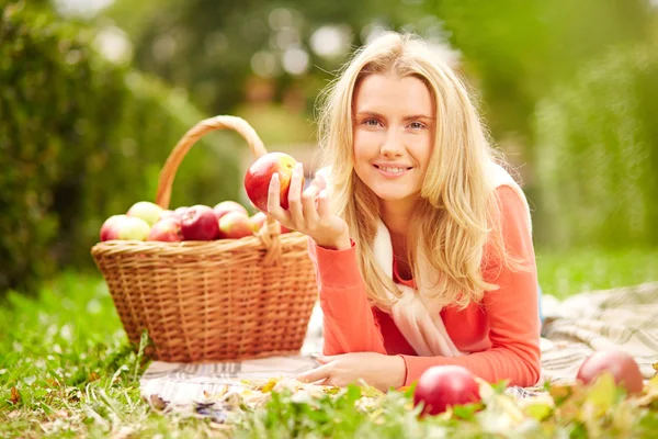 Mädchen im Park — Stockfoto