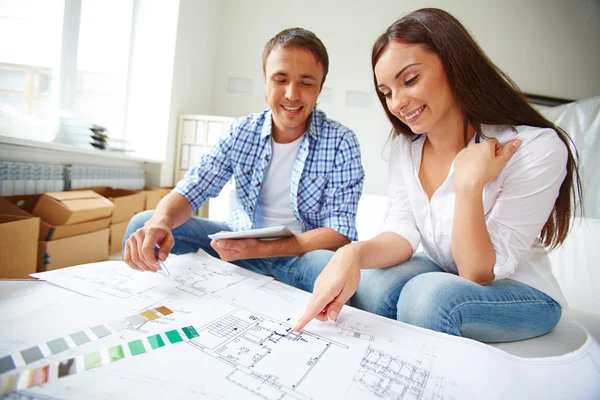 Young couple sitting in new flat — Stock Photo, Image