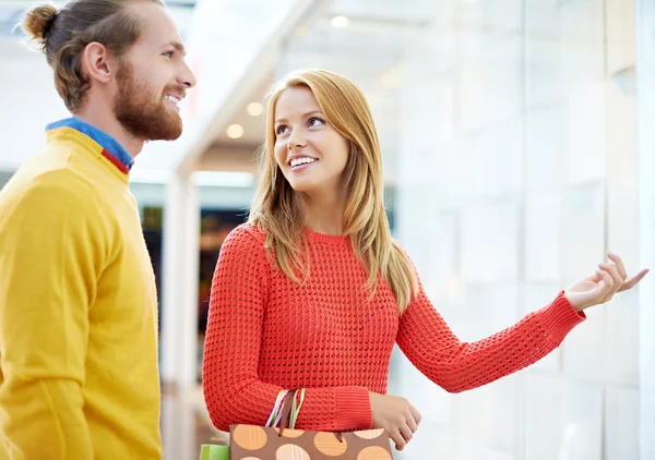 Couple en magasin — Photo