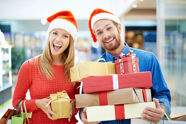 Joyeux couple avec cadeaux de Noël — Photo