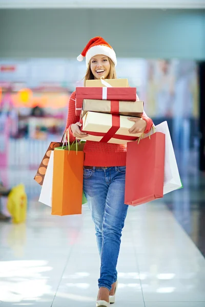 Vrouw met geschenkdozen — Stockfoto