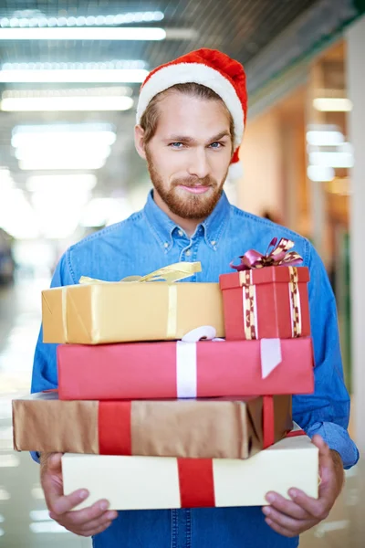 Homem segurando caixas de presente — Fotografia de Stock