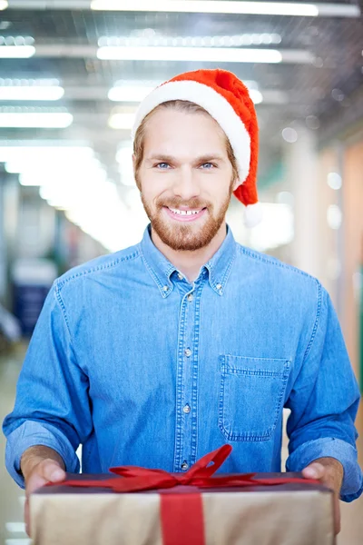 Young man holding gift box — Stock Photo, Image