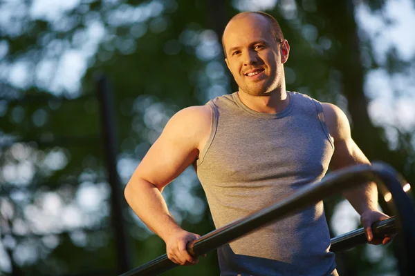 Entrenamiento del hombre en instalaciones deportivas — Foto de Stock