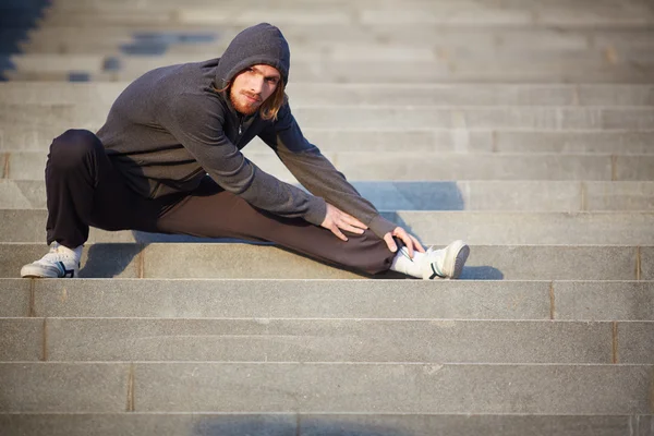 Sportsman doing stretching exercise — Stock Photo, Image