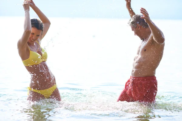Paar hat Spaß im Wasser — Stockfoto