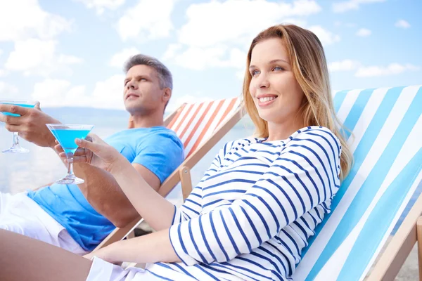 Casal descansando na cadeira de praia — Fotografia de Stock