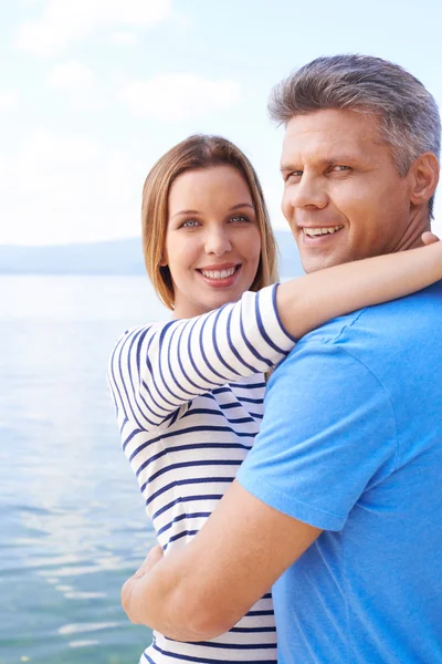 Casal feliz no lago — Fotografia de Stock