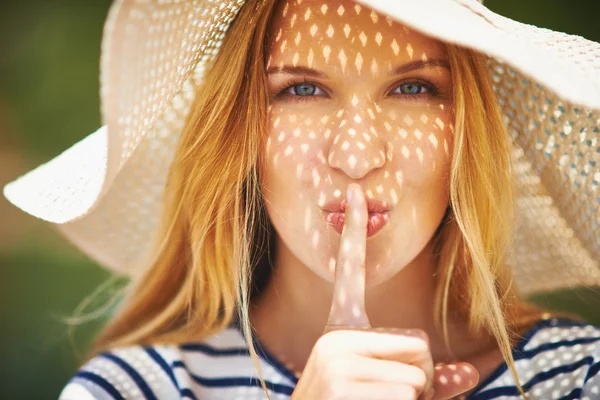 Bella donna in cappello da sole — Foto Stock