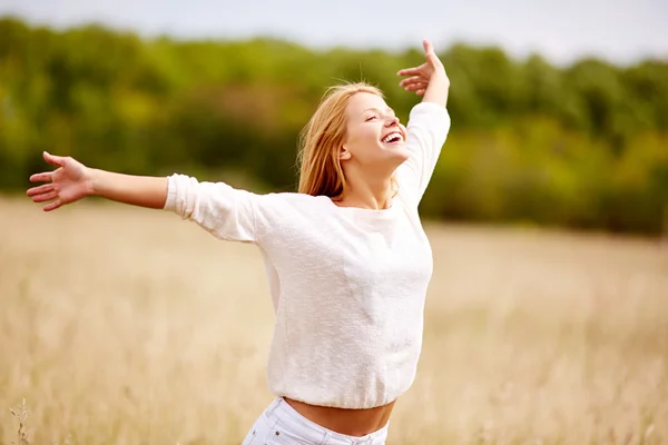 Mujer feliz con los brazos extendidos — Foto de Stock