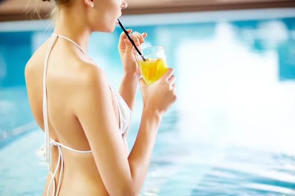 Menina bebendo limonada na piscina — Fotografia de Stock