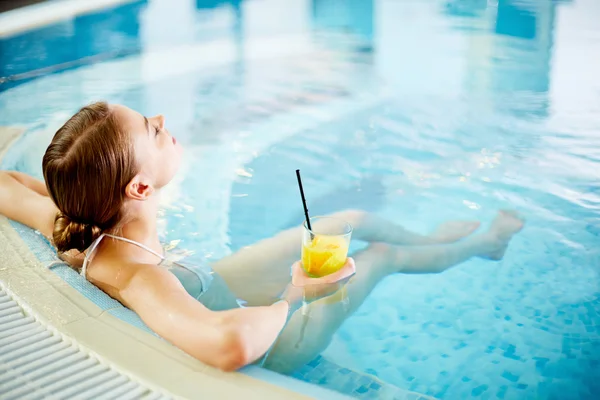 Hezká holka relaxační bazén — Stock fotografie