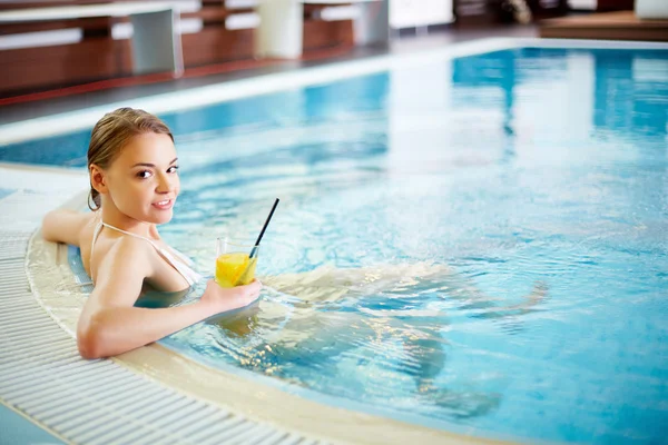 Menina bonita relaxante na piscina — Fotografia de Stock