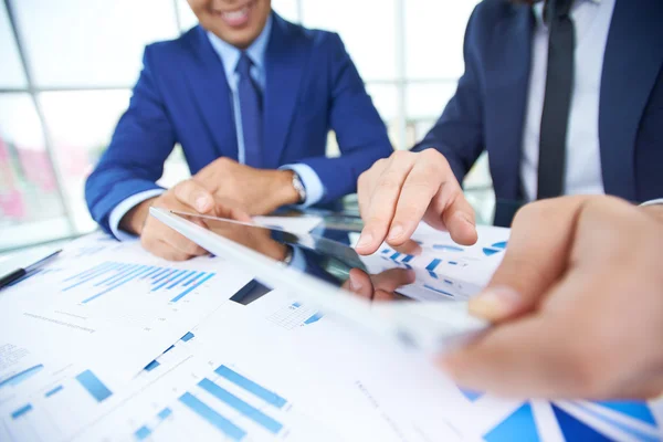 Geschäftsmann zeigt mit der Hand auf Dokument im Touchpad — Stockfoto