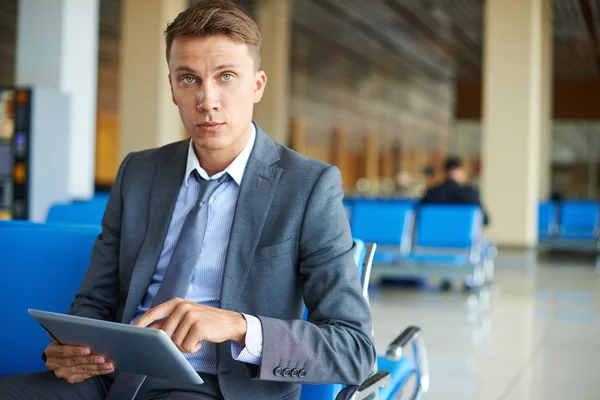 Affärsman med touchpad på flygplatsen — Stockfoto