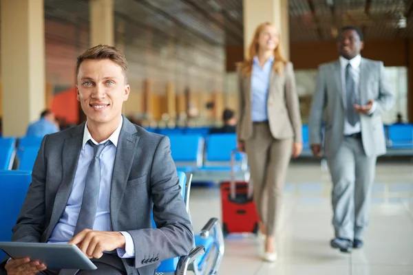 Empresário com touchpad no aeroporto — Fotografia de Stock