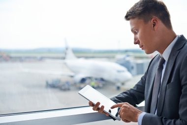 Havaalanında Touchpad kullanarak iş adamı