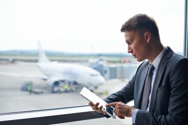 Havaalanında Touchpad kullanarak iş adamı