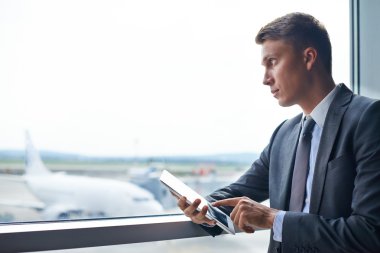 Havaalanında dijital tablet ile işadamı
