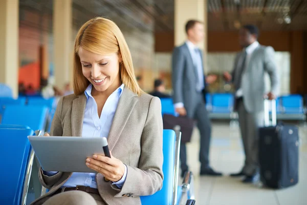 Geschäftsfrau mit Touchpad am Flughafen — Stockfoto