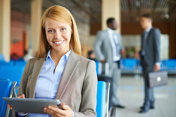 Geschäftsfrau mit Touchpad am Flughafen — Stockfoto