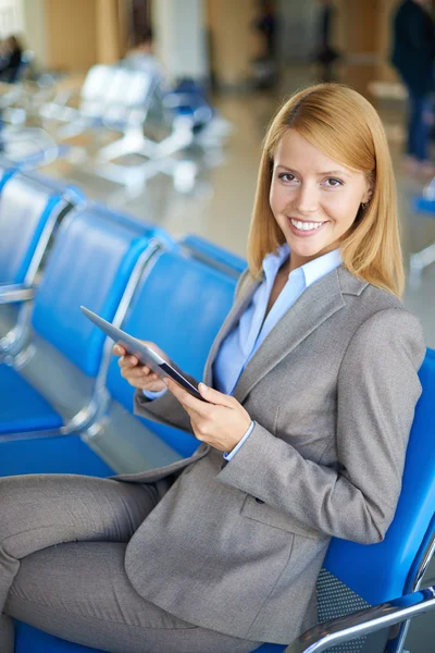 Mulher de sucesso no aeroporto — Fotografia de Stock