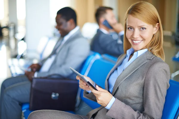 Kvinnlig anställd med touchpad på flygplatsen — Stockfoto