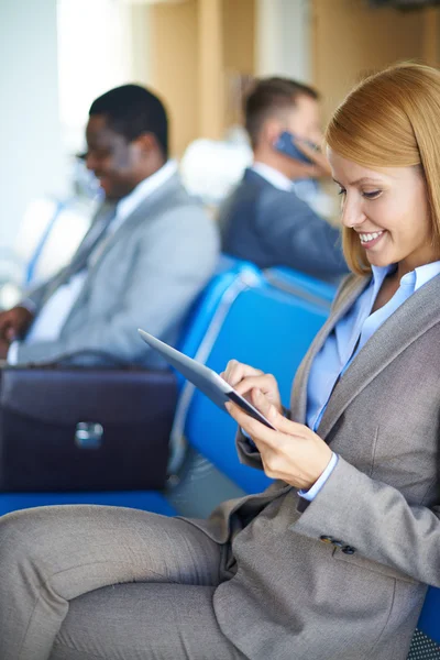 Mitarbeiterinnen vernetzen sich am Flughafen — Stockfoto