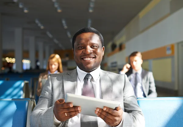 Manager met touchpad in luchthaven — Stockfoto