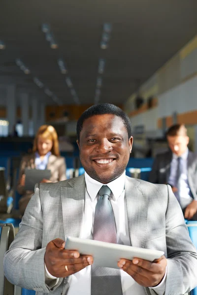 Empresario afroamericano con touchpad — Foto de Stock