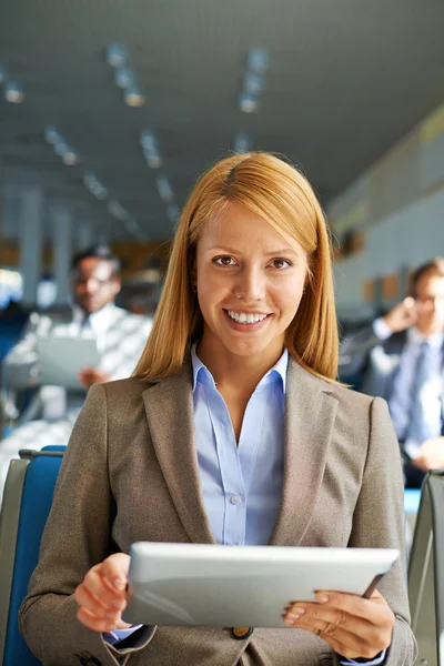 Frau mit Touchpad im Flughafen — Stockfoto