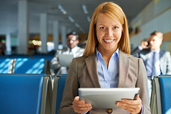 Donna con touchpad seduta in aeroporto — Foto Stock