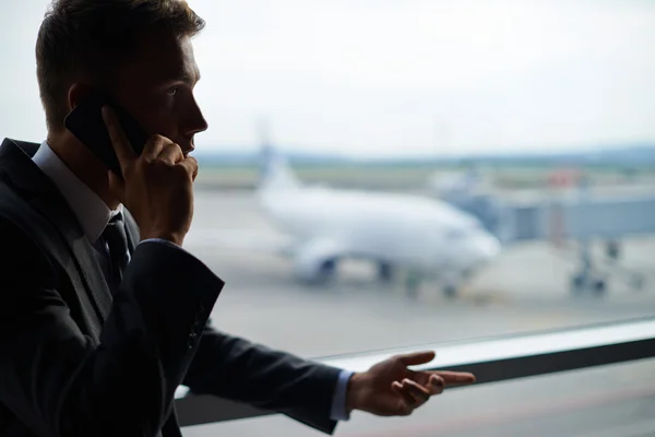 Uomo d'affari che chiama in aeroporto — Foto Stock