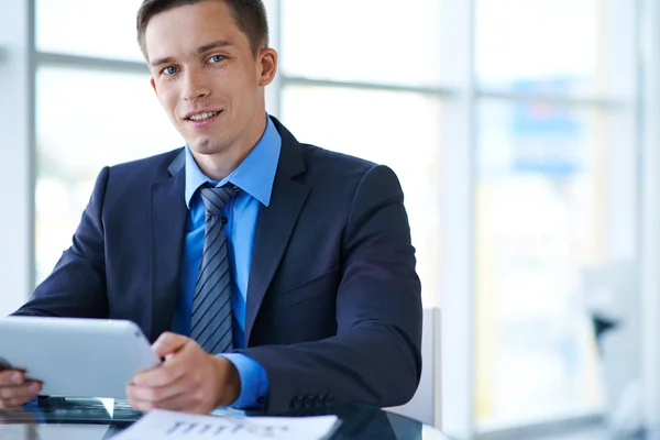 Zakenman met touchpad — Stockfoto