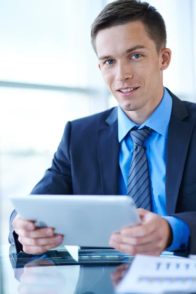 Geschäftsmann mit digitalem Tablet — Stockfoto